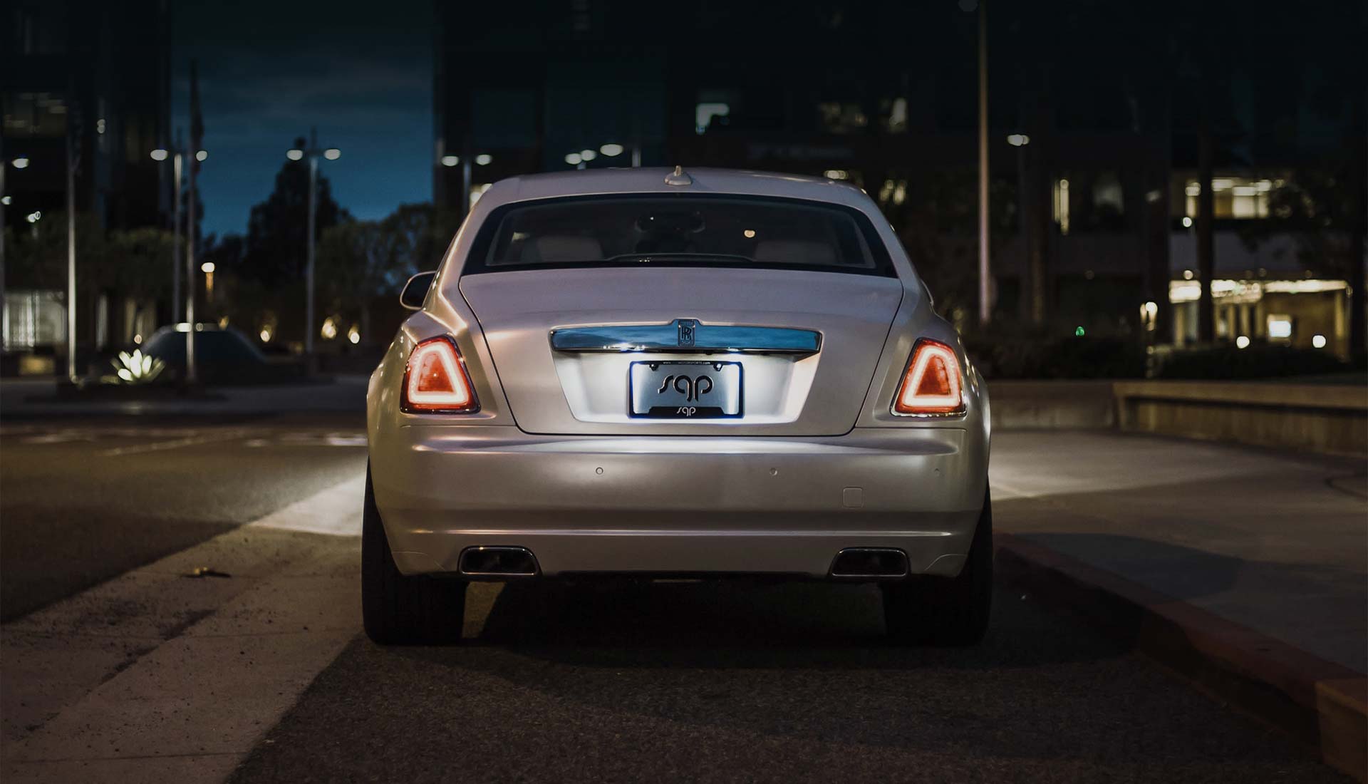 luxury car hire with chauffeur